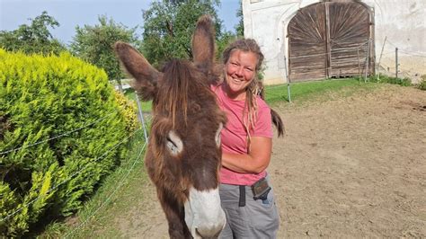 Bäuerin und Esel wandern einen Sommer lang Seite an Seite