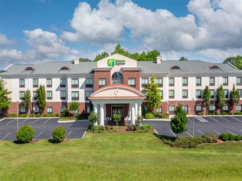 Holiday Inn Express & Suites Tullahoma Hotel by IHG