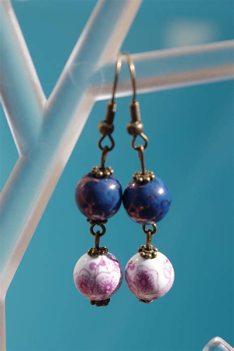 Boucles d'oreille perle blanche fleurs roses perle bleue tâchetée or de la boutique ...