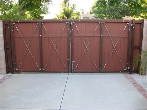 ROLLING GATE KITS: Classic Wooden Driveway gate - Its Actually in the ...