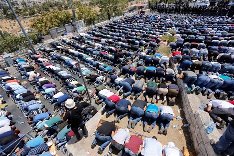 Thousands Worship at Jerusalem Shrine Amid Clashes in West Bank - Bloomberg