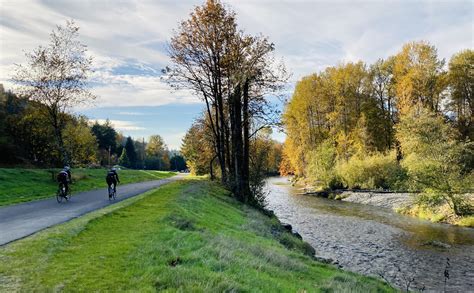 Fall colors on Cedar River Trail – Biking Bis