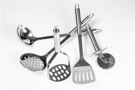 Metal kitchen utensils on white background (Flip 2020) - Creative Commons Bilder