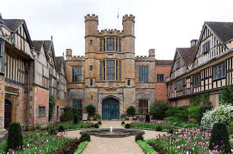 Tudor Architecture: History, Features, and Examples - Archute