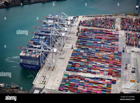 Southampton Docks UK’s second largest container terminal Stock Photo - Alamy