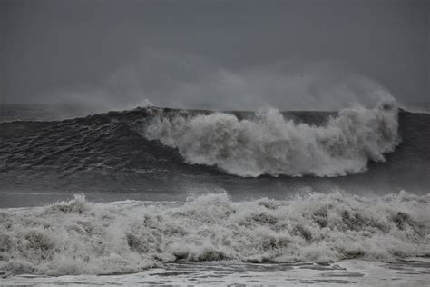 hurricane irene ocean wave | A large ocean wave crumbles to … | Flickr