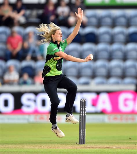 Lauren Bell in her delivery stride | ESPNcricinfo.com