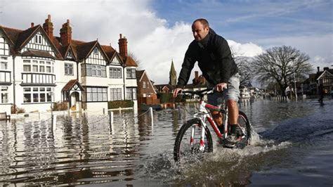 Thames breaches its banks, floods towns near London | CBC News