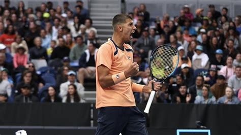 Alexei Popyrin bounces back from a difficult 2022 season with a five-set win over Taylor Fritz ...