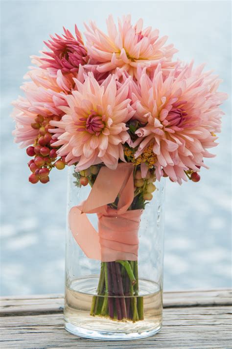 Memorable Wedding: Four Reasons Why Dahlias Are the Perfect Wedding Flowers!