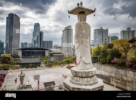 Bongeunsa Temple and Buddha Statue in Seoul South Korea Stock Photo - Alamy