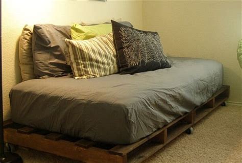 16 Pallet Daybed: Hot and New Trend