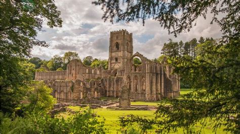 Fountains Abbey voted joint-top British heritage attraction - BBC News