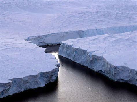 Massive crack in Antarctica ice shelf grows 11 miles in only 6 days ...