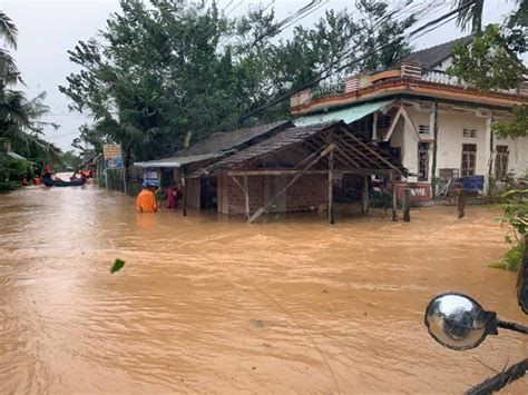 Photos show initial impact of Typhoon Molave on central Vietnam