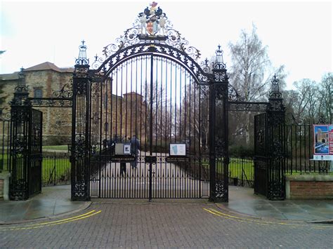 File:Castle Park gates.jpg - Wikipedia