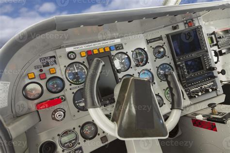 Cockpit of a Cessna Airplane. 16475732 Stock Photo at Vecteezy