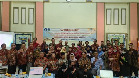 KEGIATAN WORKSHOP IHT IMPLEMENTASI KURIKULUM MERDEKA PROGRAM SMK PK (SMKN 2 SURABAYA) | SMK ...