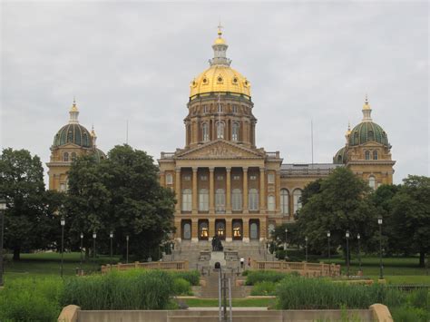 Souvenir Chronicles: DES MOINES, IOWA: STATE CAPITOL BUILDING GROUNDS