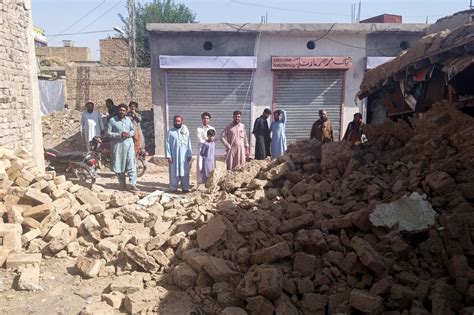 Pakistan Earthquake Kills at Least 20 - The New York Times