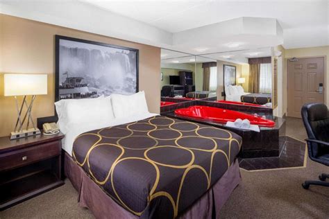 25 Romantic Niagara Falls Hotels with Jacuzzi in Room