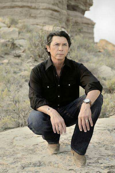 Henry Standing Bear played by actor Lou Diamond Phillips | Longmire tv series, Movie stars, Actors