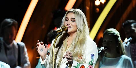 Kesha's Grammy Awards Performance - Who Sang "Praying" With Kesha Onstage?