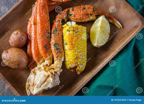 Platter of Southern Garlic Crabs Seafood Boil Stock Image - Image of delicious, healthy: 191231543