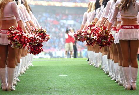 Longtime NFL Cheerleader Dies Following Childbirth At 40 - The Spun
