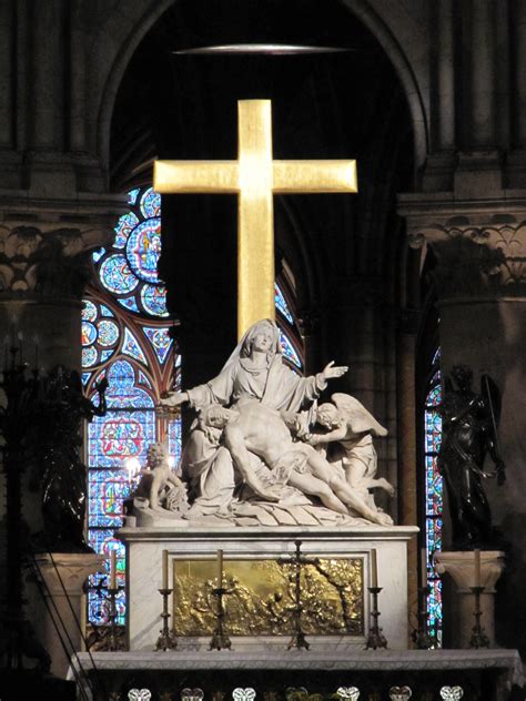 Paris_Notre-Dame_cathedral_statue_Pieta_by_Nicolas_Coustou_altar - NOLISOLI