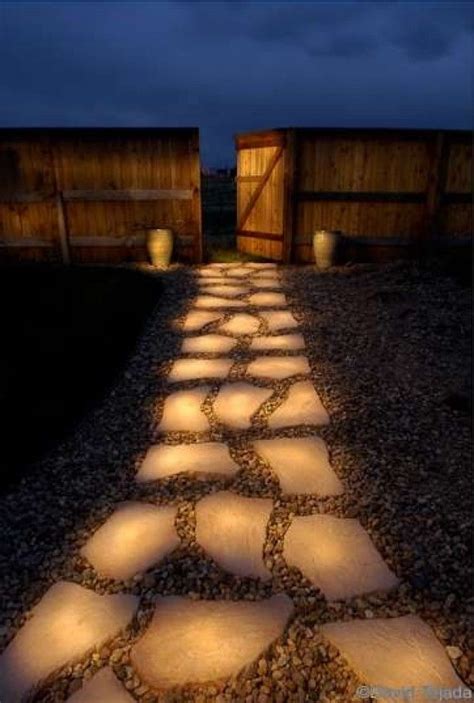 Glow in de dark verf op tegens. Door jaydoubleu70 | Voortuinen, Tuin, Tuinstenen