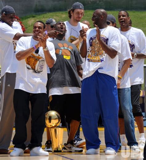 Photo: Lakers celebrate 15th NBA championship with a parade in Los ...