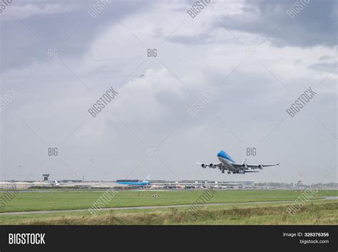 747, 747-400, Image & Photo (Free Trial) | Bigstock