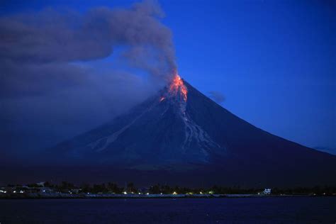 Capturing Mayon Volcano Eruption In Photo