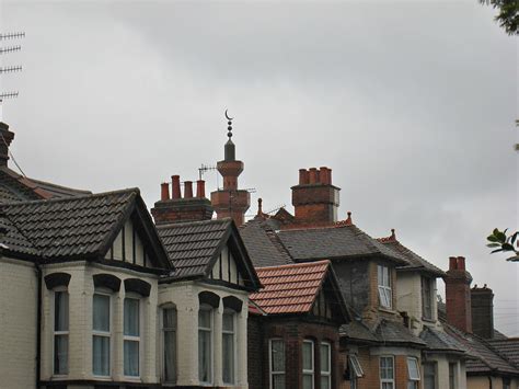 Luton Mosque | The Central Minaret peers out above the TV ar… | Flickr