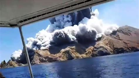 New Zealand volcano: Tourists capture moment of eruption on White Island - YouTube