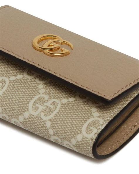 Gucci Logo Plaque Monogrammed Wallet in Natural | Lyst