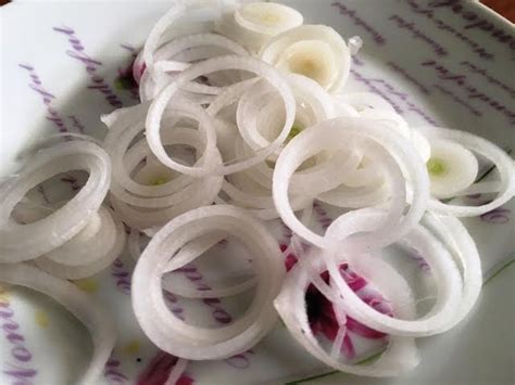 How to Cut an Onion into Rings - StuffSure