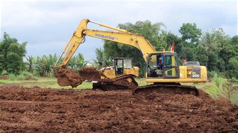 🔥 ALAT BERAT BEKO EXCAVATOR DAN BULLDOZER MERATAKAN TANAH PROYEK BANDARA - KOMATSU PC200 HEAVY ...