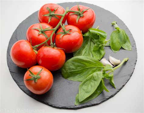 Best Homemade Fresh Tomato and Basil Sauce – Tasty Mediterraneo