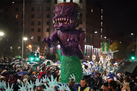 Thousands line the streets as Halloween parade returns to Derry - Irishtopia.net