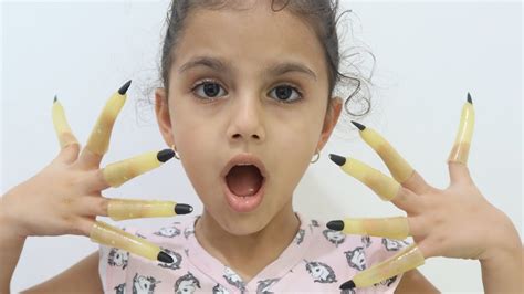 الساحرة طولت أظافر سوار !! Long nails , child pretend play funny videos ...