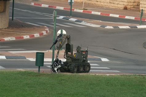 Bomb disposal robot is engaged to stop a bomb from exploding in the UK. Happened in Southampton ...