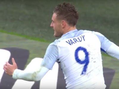 Jamie Vardy does #MannequinChallenge celebration