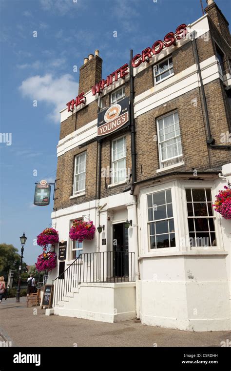 White cross richmond pub hi-res stock photography and images - Alamy