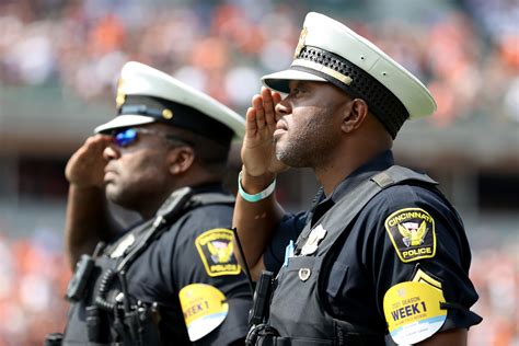 Cincinnati Police Have 40-Year Quota to Improve Hiring of Women, Black ...