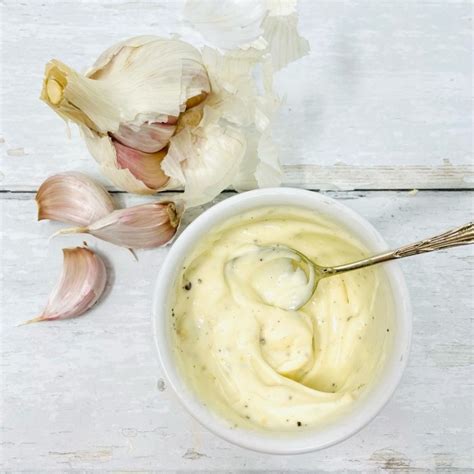 Garlic Mayonnaise - Easy Garlic Mayo Dip Recipe! - Daisies & Pie