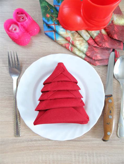 Christmas Napkin Folding 2 Minutes Tutorial - Easy Peasy Creative Ideas