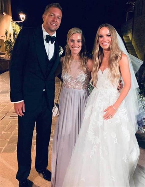 Angelique kerber poses with the couple | MARCA English