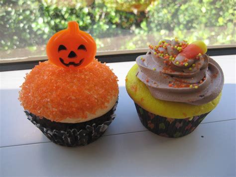 File:Halloween cupcakes with candy corn and pumpkin decoration (2).jpg - Wikimedia Commons